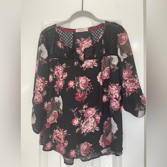 Rewind 3/4 sleeve blouse. Size medium. Rose patterned - Picture 1 of 4